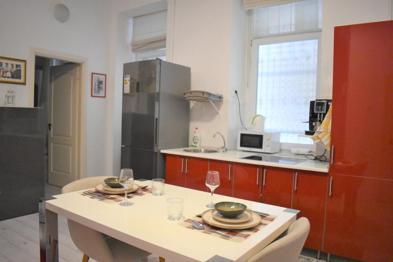 Yes, Yes! Lovely Apartment Good Amenities Budapest Center Exteriör bild